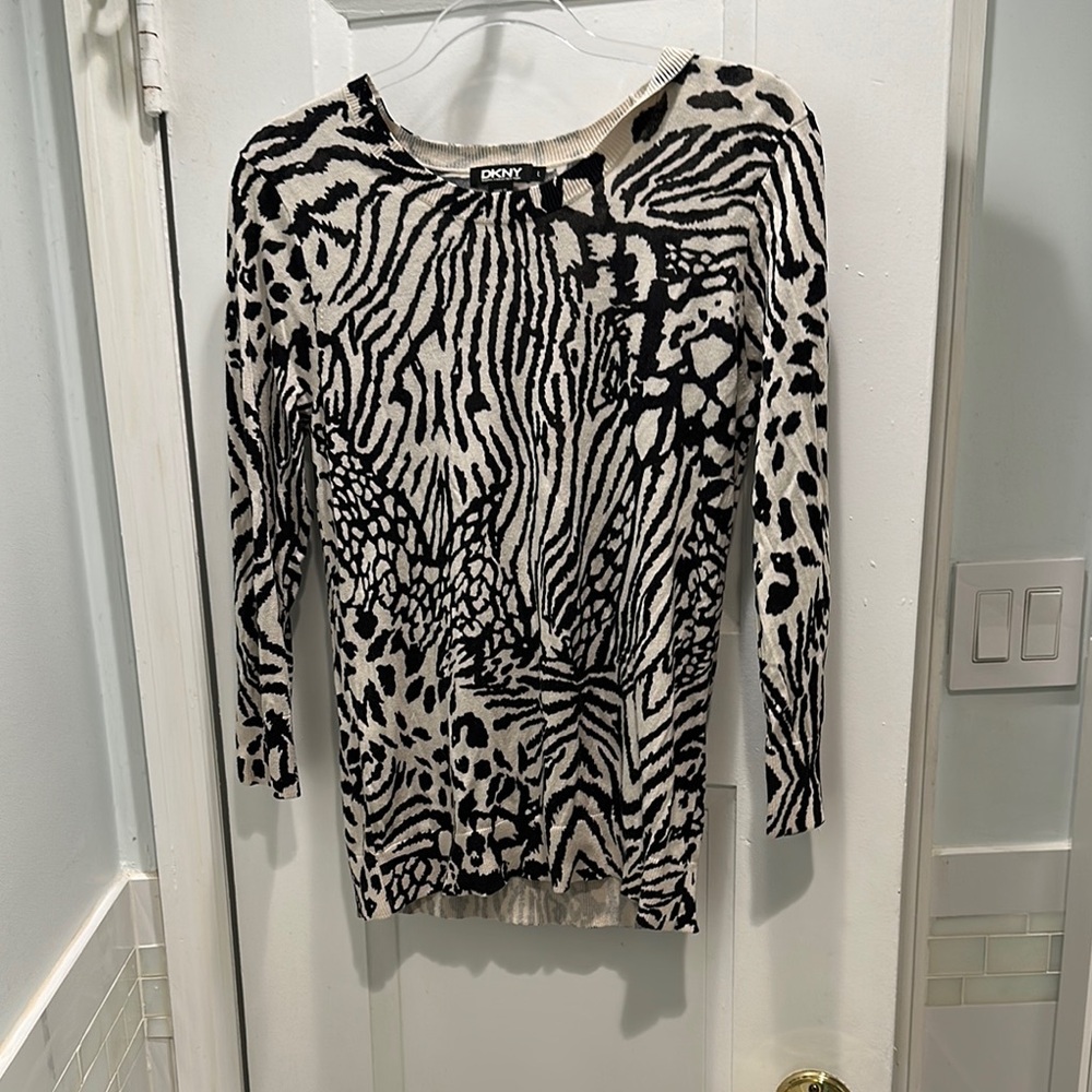 DKNY Black and White Fitted 3/4 Sleeve Blouse